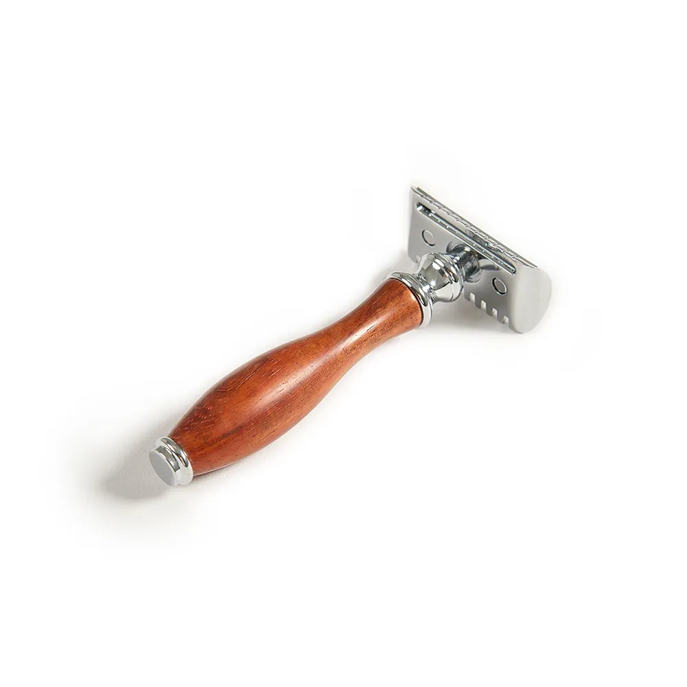 Klassischer zweischneidiger Sicherheitsrasierer mit Holzgriff